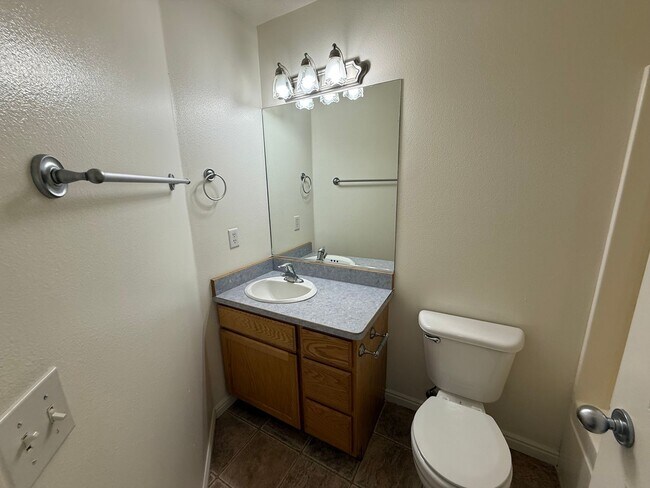 Building Photo - Stunning Townhome!