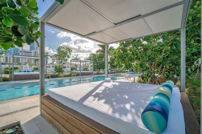 Building Photo - 700 NE 26th Terrace