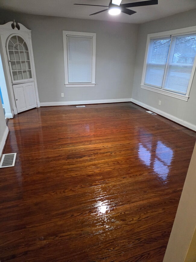 Building Photo - 4879 Charlotte Dr