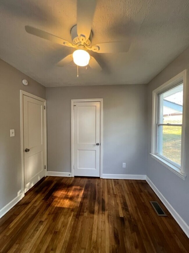 Building Photo - Tons of curb appeal! Close to downtown Spa...