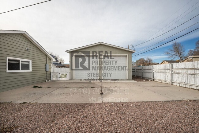 Building Photo - 903 W 15th St