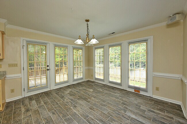 Building Photo - 212 Lakeshore Dr