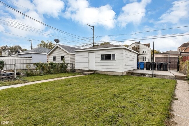 Building Photo - 2138 N Keeler Ave