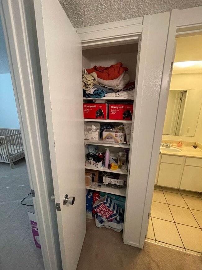 Building Photo - Spacious Ground Level 2 Bedroom 1 Bath