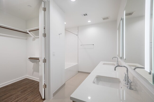 N Bathroom - St. Andrie