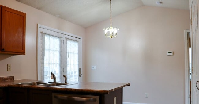 Building Photo - Charming 4 bedroom, 2 bathroom home in Greensboro w lake front views