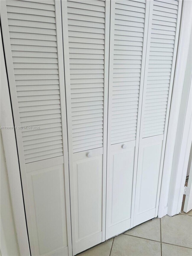 Building Photo - 11945 NE 19th Dr