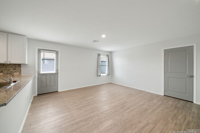 Building Photo - $300 OFF 1ST MONTH RENT IF YOU MOVE IN WIT...