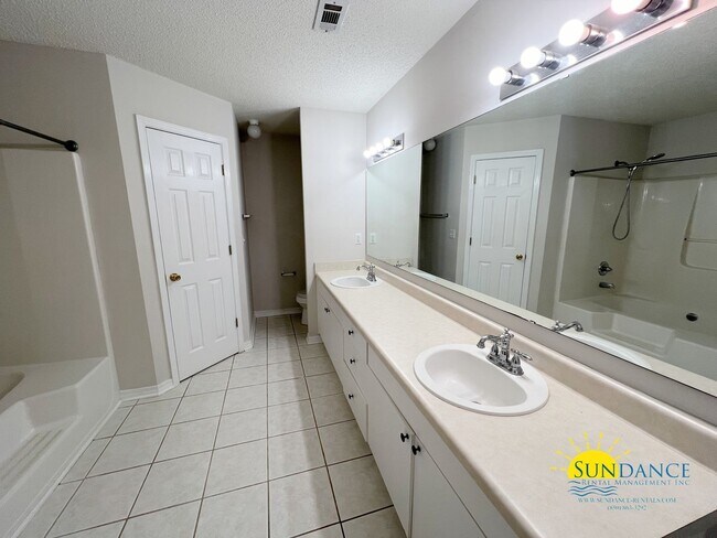 Building Photo - 223 Westview Dr