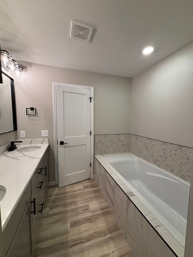 Building Photo - 2532/2528 Landmark Drive