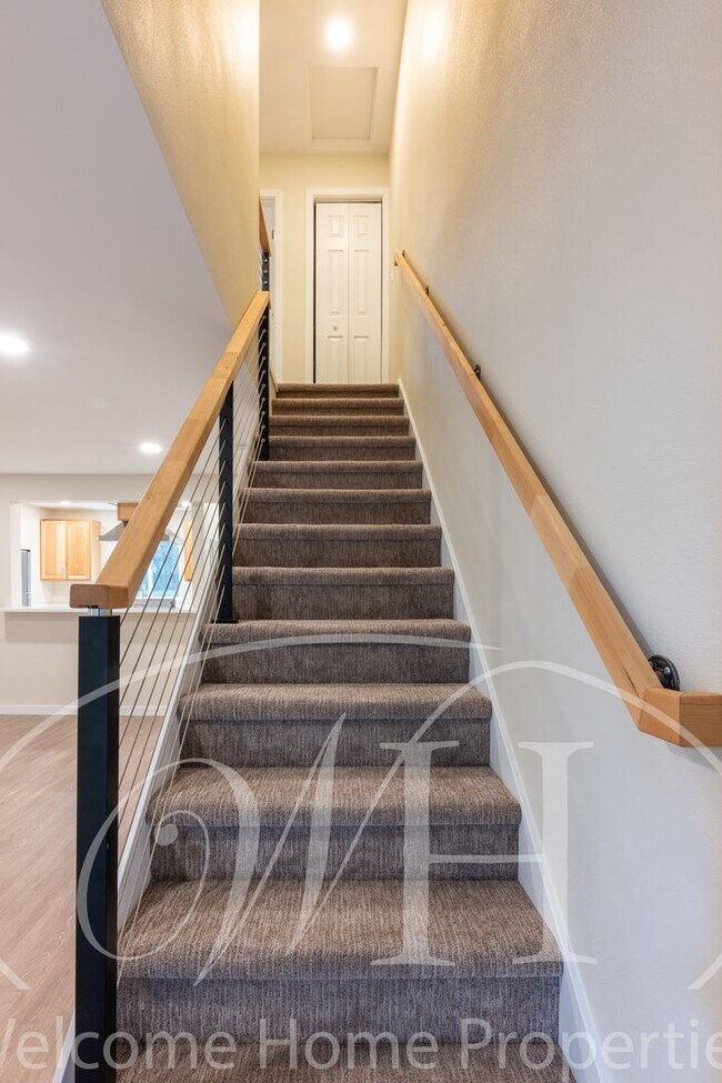 Building Photo - Spacious 2 bedroom duplex with attached garage