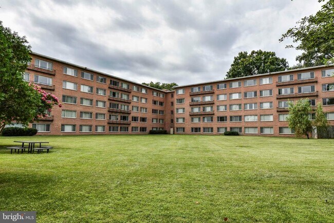 Building Photo - 10570 Main St