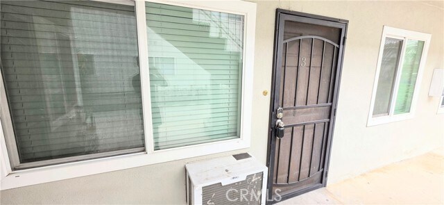 Building Photo - 10527 Western Ave