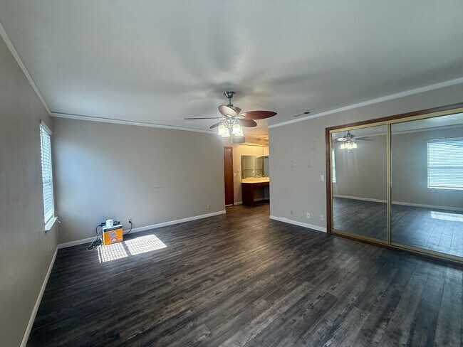 Building Photo - 1105 S Jeffrey Ct