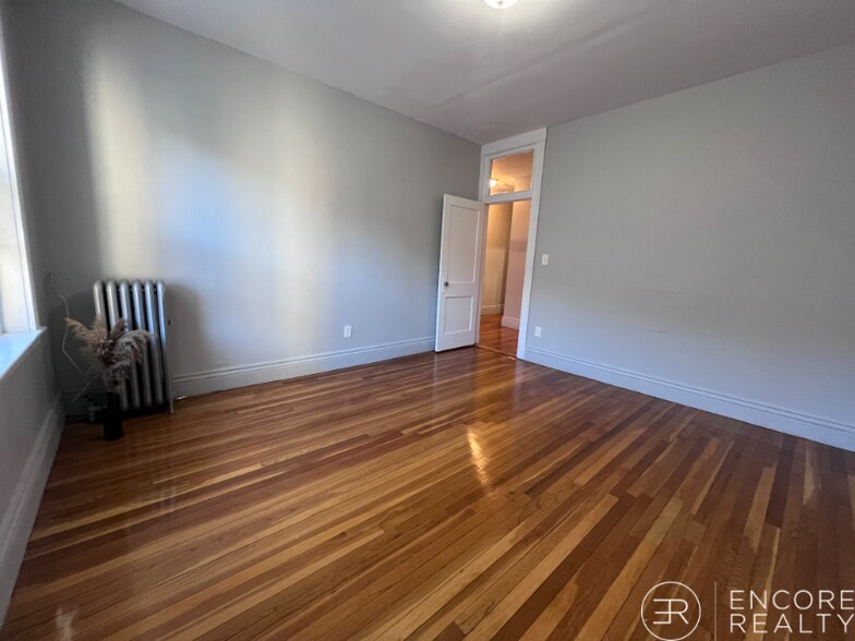 Building Photo - 376 Riverway