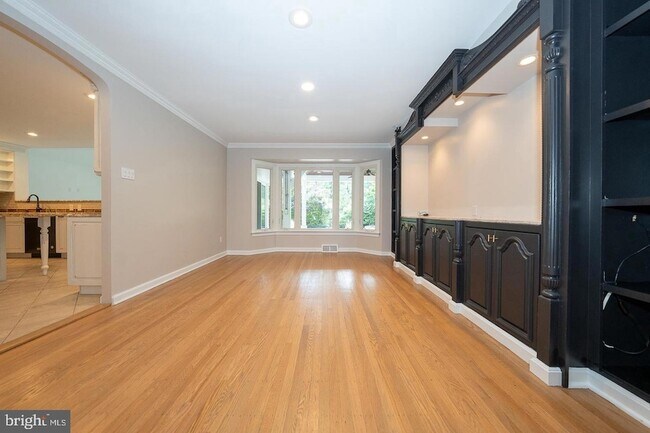 Building Photo - 327 Strathmore Rd