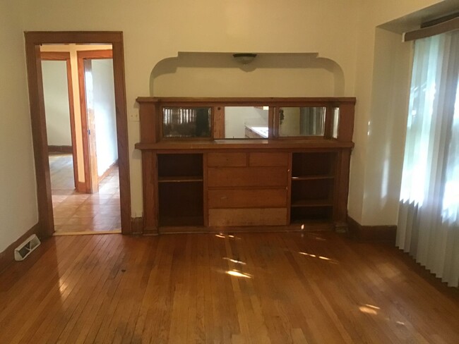 Building Photo - 5 bedroom 2 bathroom single family home wi...