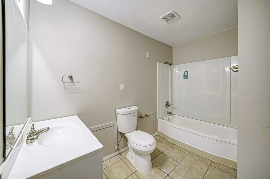 Building Photo - 693 Aldrich St NE