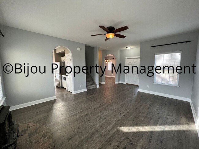 Building Photo - Spacious Country Living!