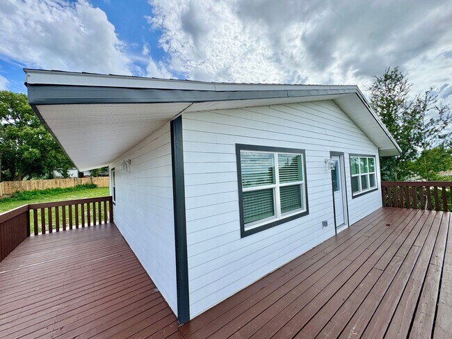 Building Photo - Downtown Clermont - Beautifully Renovated 2-Bed/1-Bath Upstairs Unit with Stunning Lake Minneola ...