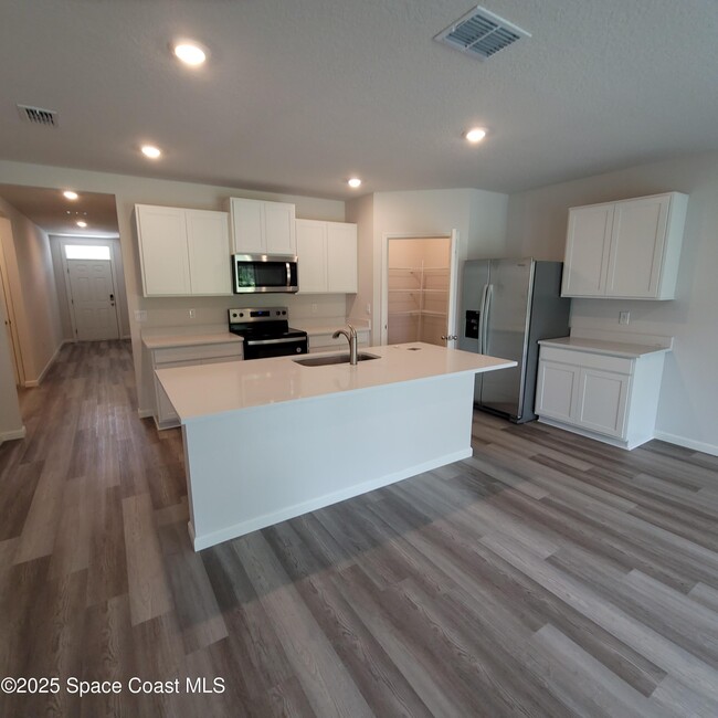 Building Photo - 583 Mimosa St SW