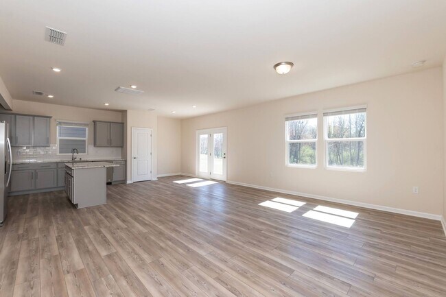 Building Photo - Three Bedroom Home!