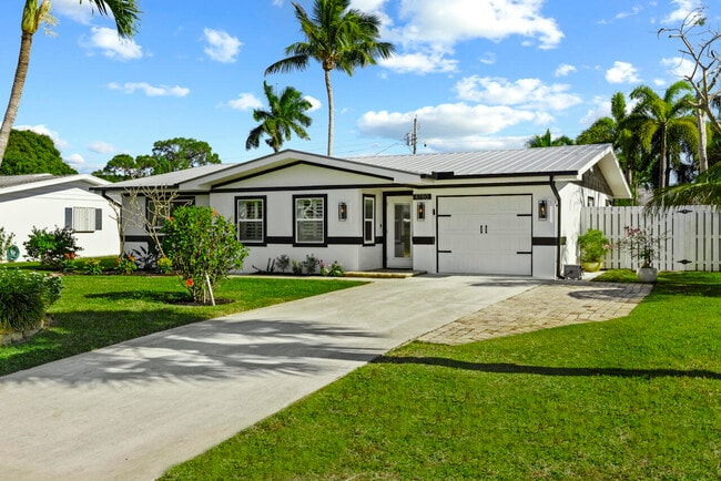 Building Photo - 4780 SE Bayshore Terrace