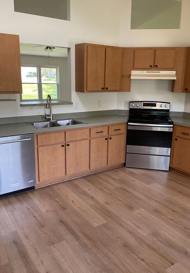 Building Photo - Spacious 3/2 in Eagle Point