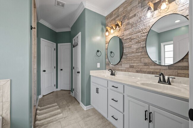 Building Photo - Beautiful Home in Summerfield Waiting to C...