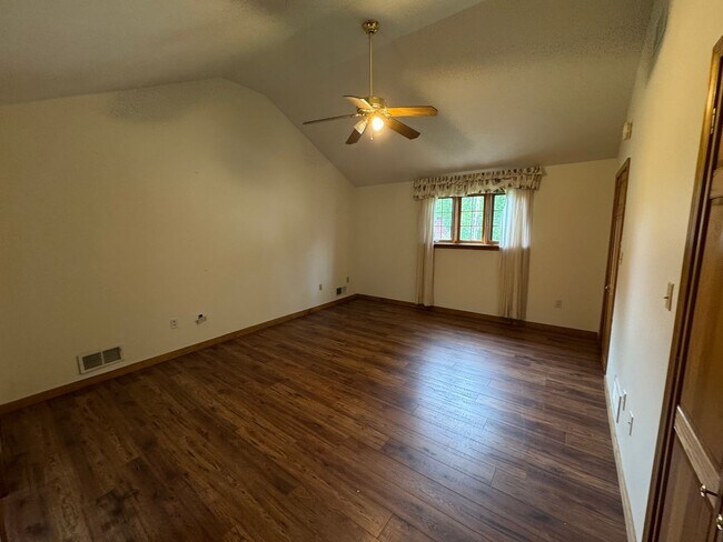 Building Photo - Available NOW! 4 Bed 2 Full Bath House