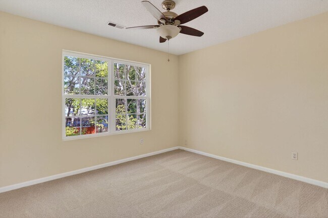 Building Photo - 713 Emerald Ct