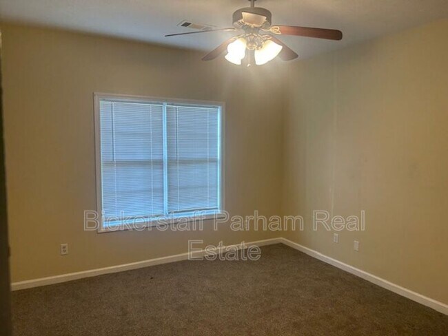 Building Photo - 806 N Railroad St