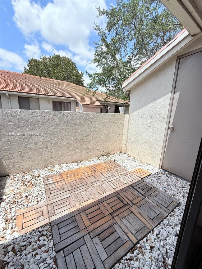 Building Photo - 3212 Coral Lake Ln