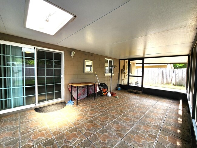 Building Photo - Spacious Single-Story Home; Private Fenced...