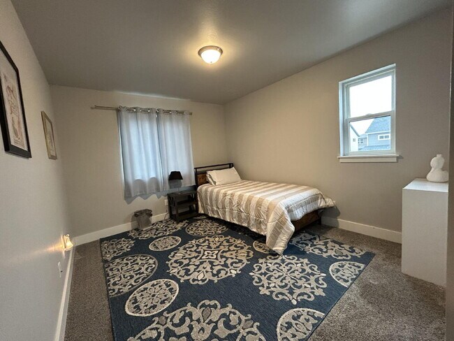 Building Photo - Beautiful Fully Furnished 3 Bed, 2.5 Bath Townhouse on Corner Lot