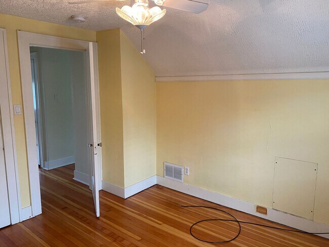 Building Photo - Arbor Lodge Bungalow!