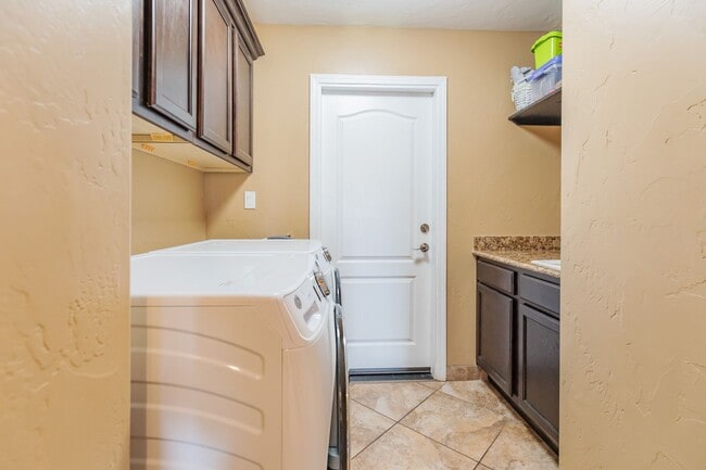 Building Photo - Beautiful 3 Bed 2 Bath Home