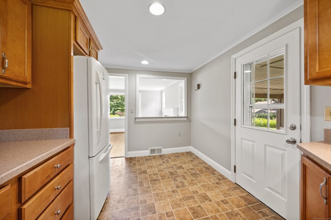 Building Photo - 27 Lathrop Dr