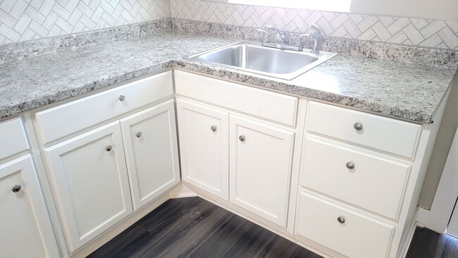 Building Photo - Totally Updated 3/1/2 A MUST SEE! Available July 2026