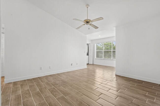 Building Photo - VENETIAN PLACE - 2nd floor • 1 BR 1 Bath - 735 ft²