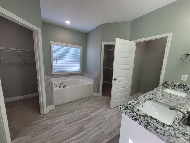 Building Photo - $500 Move-In Incentive - Spacious 4-Bedroo...