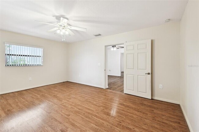Building Photo - 1102 Shadowbrook Dr N