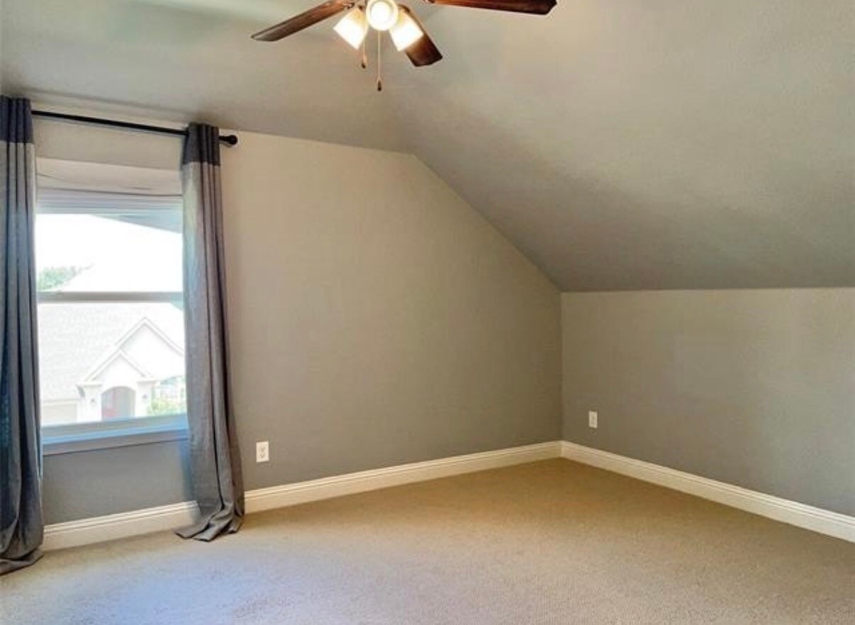 Building Photo - 560 Inwood St