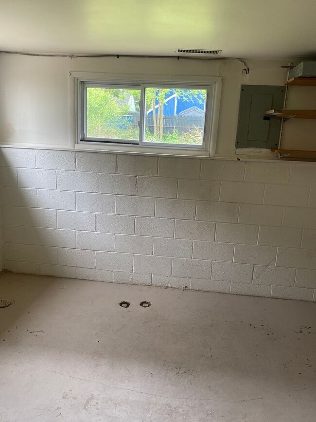 Building Photo - Newly painted 3 bedroom 1 bathroom bi-leve...