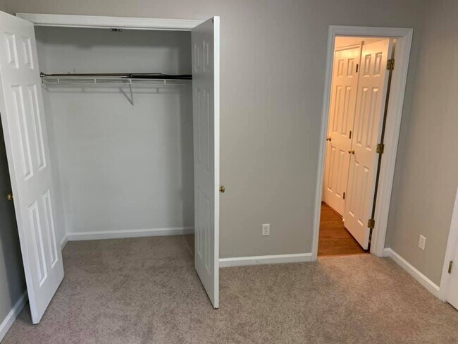 Building Photo - 104 Autumn Pine Ct