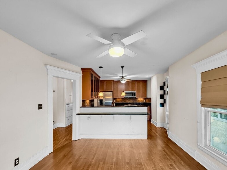 Building Photo - 1027 Lakepointe St