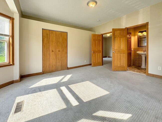 Building Photo - 465 3rd Ave