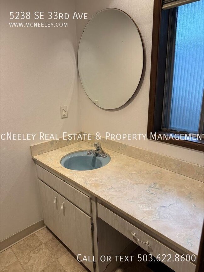 Building Photo - 5238 SE 33rd Ave