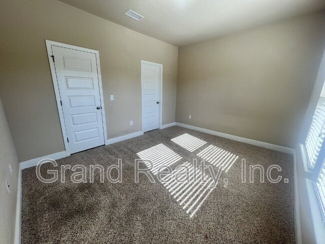 Building Photo - 4512 Oak Orchard Cir