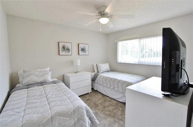 Building Photo - 9635 Greenskeeper Dr
